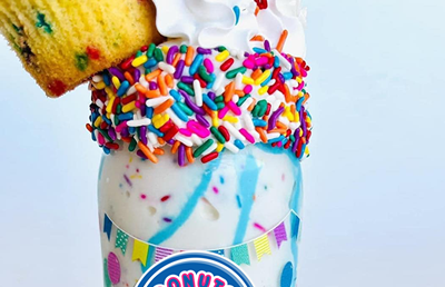 Milkshake Arc-en-Ciel Donuts Café Lomé